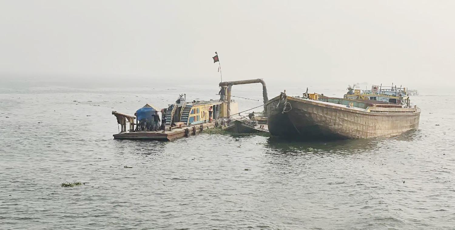 রাত হলেই শুরু হয় বালি উত্তোলন