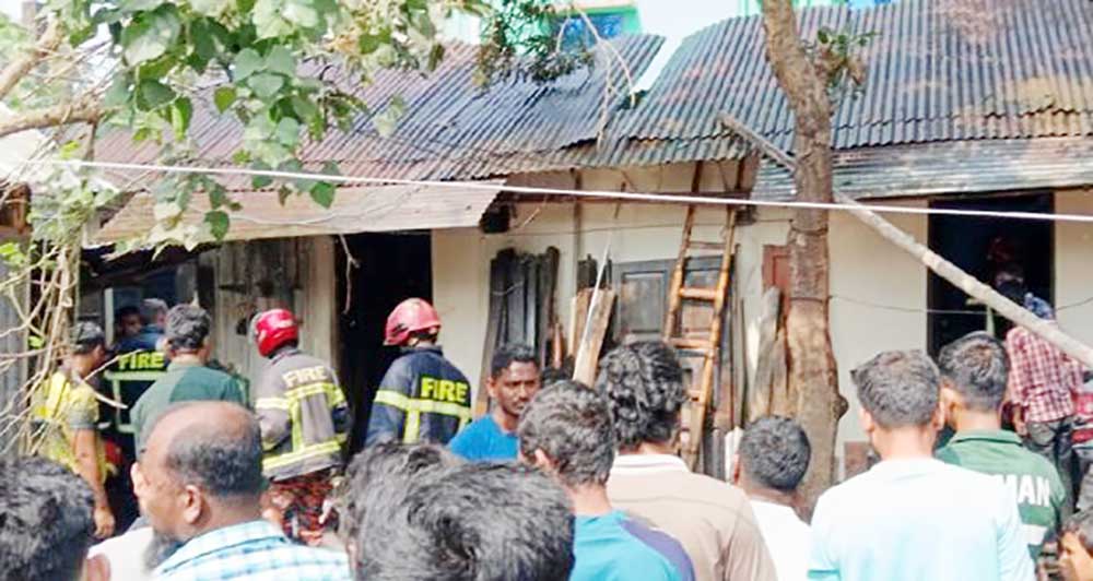 ফরিদগঞ্জে অগ্নিকাণ্ডে বসতঘর পুড়ে ছাই