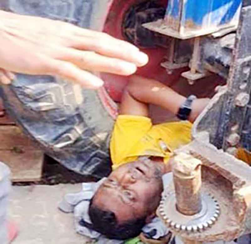 ফরিদগঞ্জে নিষিদ্ধ ট্রাক্টরের ধাক্কায় পৌরসভার কর্মকর্তা গুরুতর আহত