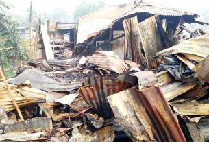 মতলবের মুন্সীরহাট বাজারে অগ্নিকাণ্ডে ১২টি ব্যবসা প্রতিষ্ঠান পুড়ে ছাই