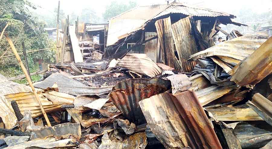মতলবের মুন্সীরহাট বাজারে অগ্নিকাণ্ডে ১২টি ব্যবসা প্রতিষ্ঠান পুড়ে ছাই