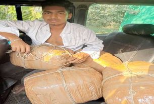 মতলবে গ্রামবাসীর হাতে ১৬ কেজি গাঁজাসহ যুবক আটক, পুলিশের কাছে হস্তান্তর