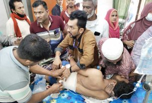 চাঁদপুর শহরে প্রকাশ্যে দুই ব্যবসায়ীকে কুপিয়ে ৩ লাখ টাকা ছিনতাই, আহত শাকিল আইসিইউতে