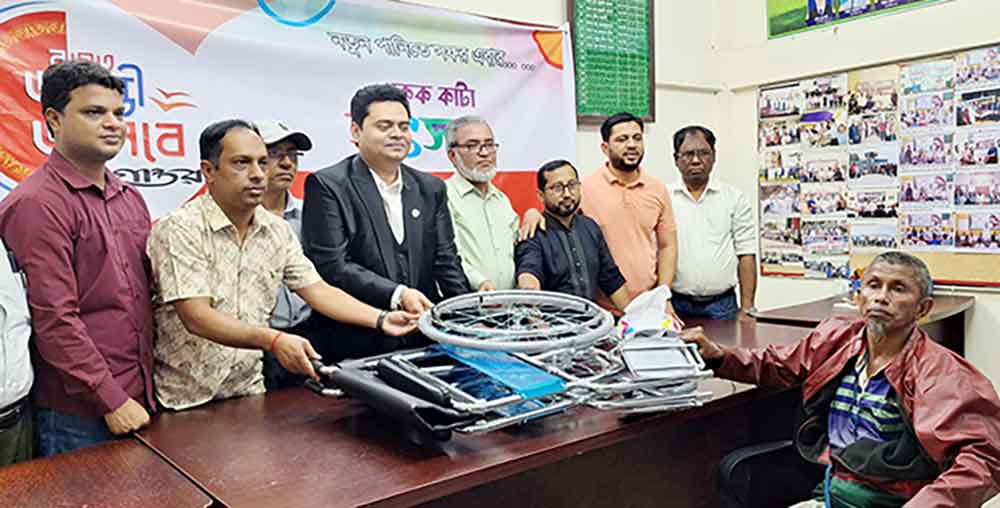 ফরিদগঞ্জে যুগান্তরের রজত জয়ন্তীতে হুইলচেয়ার বিতরণ ও কেক কাটা