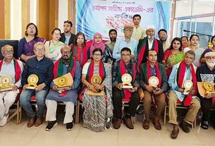চর্যাপদ সাহিত্য একাডেমির কবিতা উৎসবে ১০ জন গুণী ব্যক্তিত্বকে সম্মাননা প্রদান
