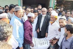 দক্ষিণ আলগীতে দরিদ্র কৃষকদের মাঝে বিনামূল্যে সার বিতরণ