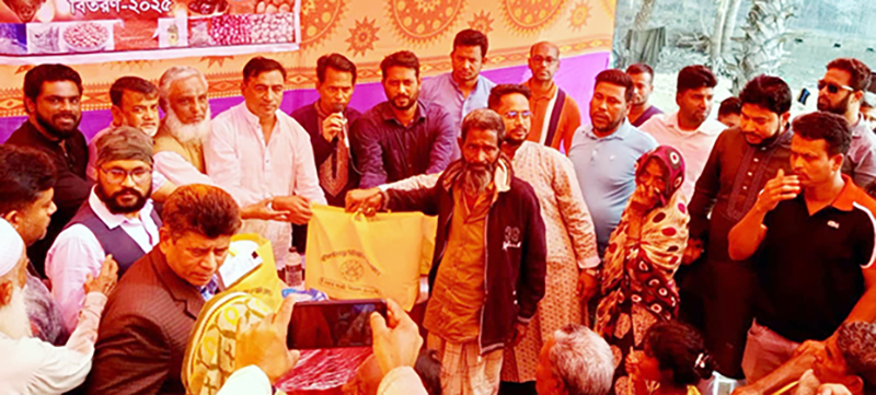 পশ্চিম বাইশপুর টাইগার স্পোর্টিং ক্লাবের উদ্যোগে ইফতার সামগ্রী বিতরণ