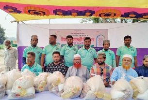 চাঁদপুর আনন্দ বাজার ইসলামী সমাজকল্যাণ সংস্থার উদ্যোগে ইফতার সামগ্রী বিতরণ