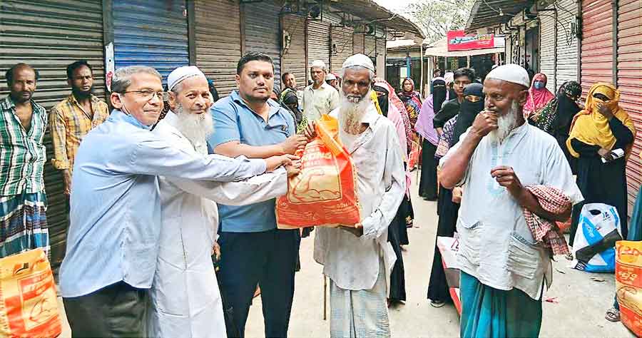 চাঁদখার বাজারে অসহায়দের মাঝে আদর্শ যুব সমাজের ইফতার বিতরণ
