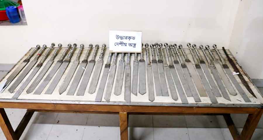চাঁদপুর শহরে যৌথ বাহিনীর সফল অভিযানে দেশীয় অস্ত্রের গোপন মজুদ উদ্ধার