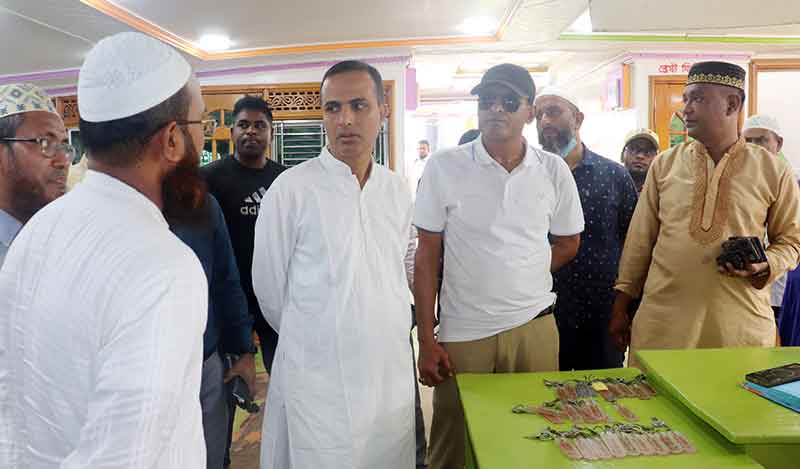 যাত্রীসেবা নিশ্চিতে চাঁদপুর লঞ্চঘাটে জেলা প্রশাসকের আকস্মিক পরিদর্শন