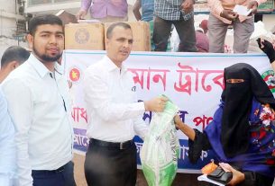 চাঁদপুরে ফ্যামিলি কার্ড ছাড়াই ভ্রাম্যমাণ ট্রাকে টিসিবি পণ্য বিক্রি শুরু