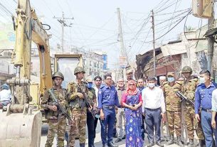 ফরিদগঞ্জে যৌথবাহিনীর অভিযানে অবৈধ স্থাপনা উচ্ছেদ