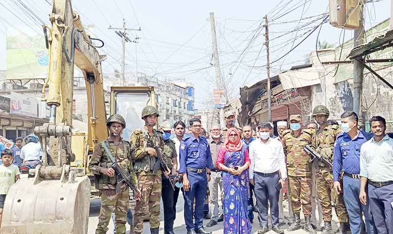 ফরিদগঞ্জে যৌথবাহিনীর অভিযানে অবৈধ স্থাপনা উচ্ছেদ