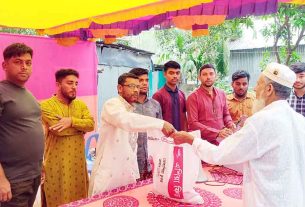 কচুয়ায় পালাখাল দক্ষিণপাড়া যুব মানবকল্যাণ সংগঠনের উদ্যোগে ইফতার সামগ্রী বিতরণ