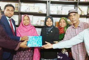 নারী দিবসে রোটারিয়ান আলেয়া বেগম লাকীকে চর্যাপদ একাডেমির সংবর্ধনা