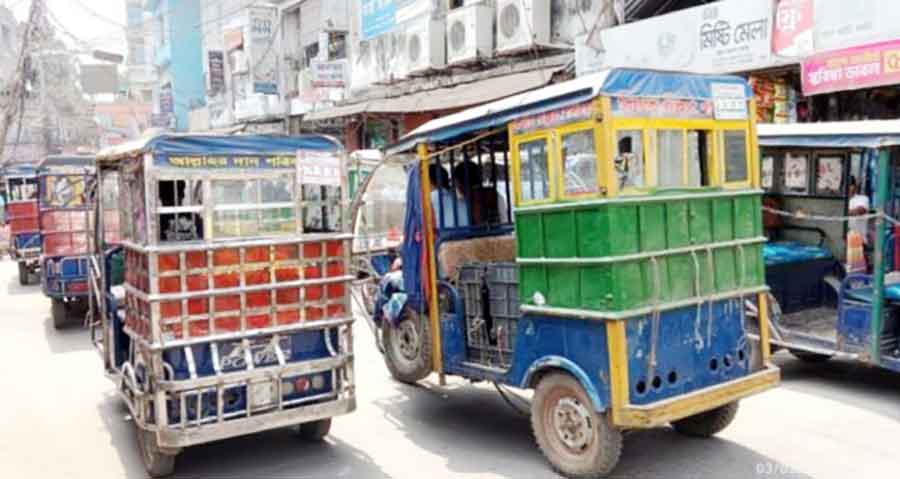 চাঁদপুর শহরের সড়কে চলাচল করছে দুই রঙের অটোরিকশা , উদ্যোগের কার্যকারিতা প্রশ্নবিদ্ধ