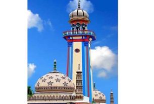 হাজীগঞ্জ ঐতিহাসিক বড় মসজিদে তিনটি ঈদুল ফিতরের জামাত অনুষ্ঠিত