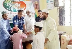 ফরিদগঞ্জে পুলিশ সদস্যের উদ্যোগে এতিম ও পথশিশুদের জন্য ইফতার বিতরণ