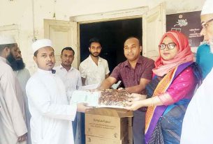 ফরিদগঞ্জে শিক্ষা প্রতিষ্ঠানে খেজুর বিতরণ