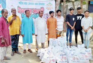 কচুয়া পৌরসভায় রফিকুল ইসলাম রনির উদ্যোগে ইফতার সামগ্রী বিতরণ