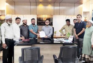 হাজীগঞ্জে ইটভাটা মালিকদের স্মারকলিপি প্রদান