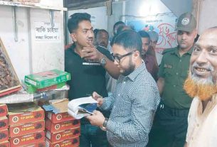 হাজীগঞ্জে অতিরিক্ত দামে খেজুর বিক্রির দায়ে দুই ব্যবসায়ীকে জরিমানা