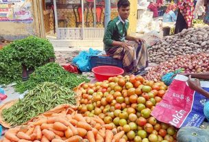 ফরিদগঞ্জে নিত্যপ্রয়োজনীয় পণ্যের দাম বাড়তি, সয়াবিন সংকট অব্যাহত