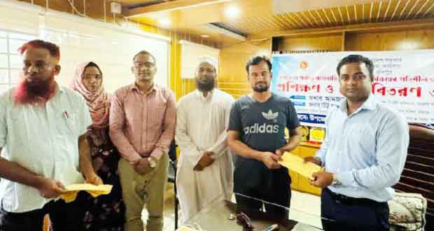 মতলব দক্ষিণে দরিদ্র জনগোষ্ঠীর জন্য ক্ষুদ্রঋণ প্রশিক্ষণ ও চেক বিতরণ