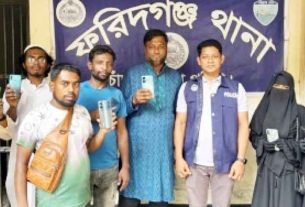 ফরিদগঞ্জে হারানো ৭টি মোবাইল ফোন উদ্ধার, মালিকদের হাতে হস্তান্তর