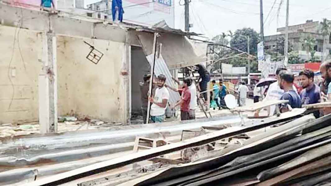 বাবুরহাটে সড়কের পাশে শতাধিক অবৈধ স্থাপনা উচ্ছেদ