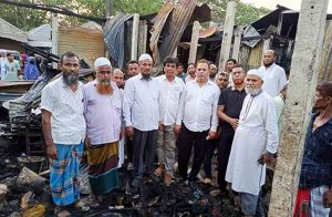 মুন্সীরহাটে অগ্নিকাণ্ডের ক্ষতিগ্রস্তদের পাশে বিএনপি নেতা এনামুল হক বাদল