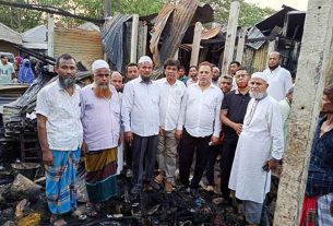 মুন্সীরহাটে অগ্নিকাণ্ডের ক্ষতিগ্রস্তদের পাশে বিএনপি নেতা এনামুল হক বাদল