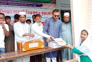 কচুয়ায় শিক্ষার্থীদের মাঝে শিক্ষা উপকরণ বিতরণ