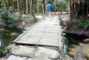 চান্দ্রায় জরাজীর্ণ কাঠের পুল ধসে পড়ার আশঙ্কা