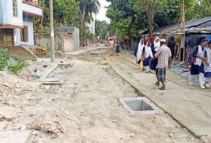 সড়কের নির্মাণ কাজ বন্ধ থাকায় ভোগান্তিতে শতাধিক পরিবার ও শিক্ষার্থী