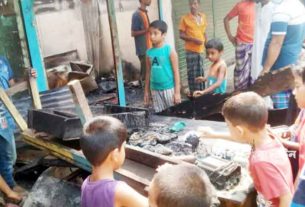 ফরিদগঞ্জের চৌরঙ্গী বাজারে ভয়াবহ অগ্নিকাণ্ডে তিনটি দোকান পুড়ে ছাই, ক্ষয়ক্ষতি প্রায় ১৫ লক্ষ টাকা