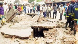 চাঁদপুর শহরের কদমতলা এলাকায় ড্রেনের গ্যাস বিস্ফোরণে আহত ৩ পথচারী