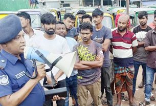 চাঁদপুর লঞ্চঘাটে চালকদের নিয়ে নৌ পুলিশের সচেতনতামূলক সভা