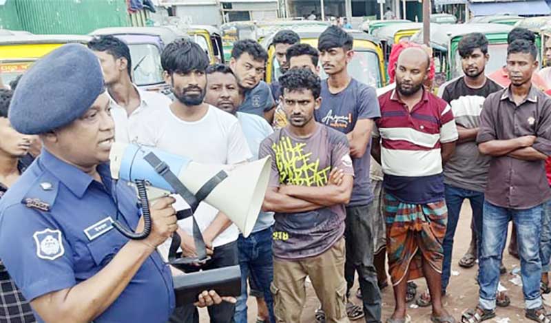 চাঁদপুর লঞ্চঘাটে চালকদের নিয়ে নৌ পুলিশের সচেতনতামূলক সভা