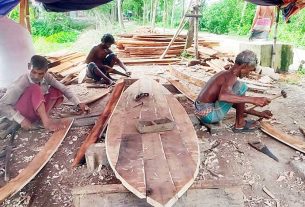 কচুয়ায় হারিয়ে যাচ্ছে ঐতিহ্যবাহী নৌকা শিল্পের কারিগরা