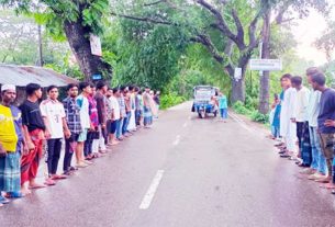 সড়কে স্পিড ব্রেকার নির্মাণের দাবিতে কচুয়ায় এলাকাবাসীর মানববন্ধন