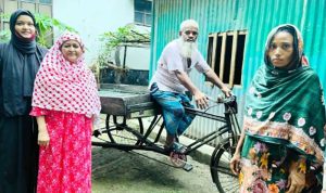 দরিদ্র চালকদের মাঝে ভ্যান বিতরণ করলো বিজয়ী