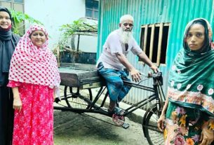 দরিদ্র চালকদের মাঝে ভ্যান বিতরণ করলো বিজয়ী