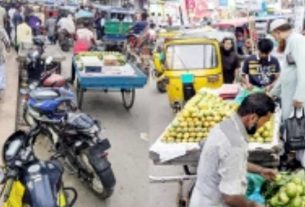 হকার্স মার্কেটের সামনে ভাসমান দোকান সমূহে নগরবাসীর চলাচলে জটিলতা