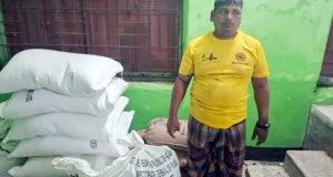 হাজীগঞ্জে গ্রাম পুলিশের ঘর থেকে ২০ বস্তা সরকারি চাল উদ্ধার, তদন্তে প্রশাসন