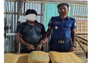 চাঁদপুর লঞ্চঘাটে নৌ পুলিশের অভিযানে ৪ কেজি গাঁজাসহ মাদক কারবারি আটক