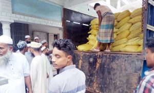 ফরিদগঞ্জে ঈদ উপলক্ষে ধর্মীয় প্রতিষ্ঠানে চামড়া সংরক্ষণে লবণ বিতরণ