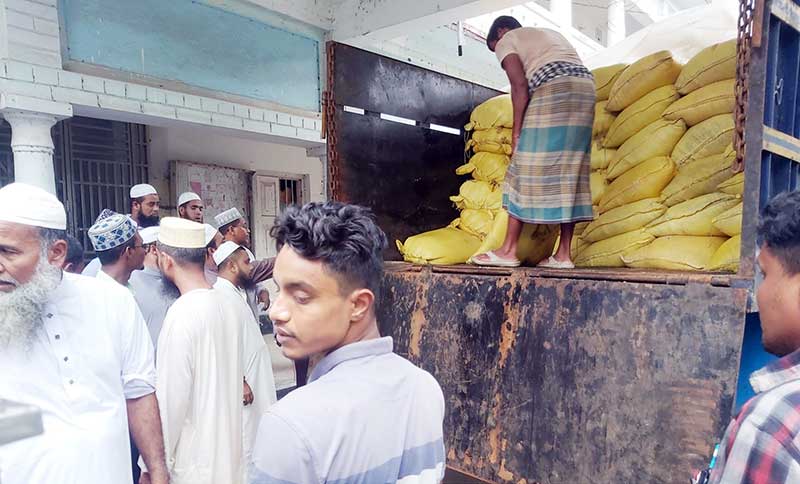 ফরিদগঞ্জে ঈদ উপলক্ষে ধর্মীয় প্রতিষ্ঠানে চামড়া সংরক্ষণে লবণ বিতরণ