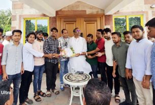 জেলা বিএনপির সভাপতিকে ফুলেল শুভেচ্ছা